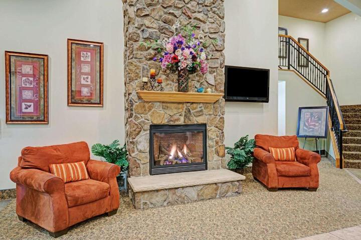 Super 8 by Wyndham Rogers Minnesota