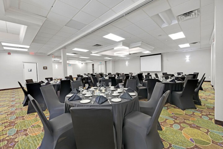 Ballroom/Hall 102 of 117