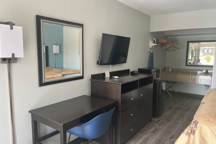 Room 14 of 28