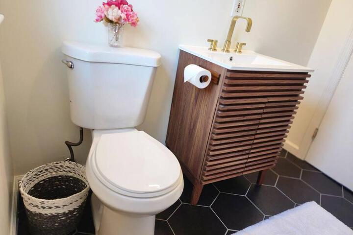 Chic Spacious Apt Near Attractions / Food/EWR/NYC