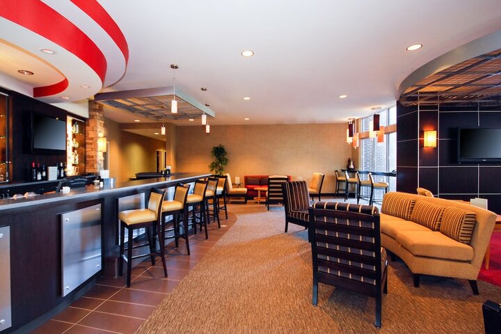 Lounge 76 of 83