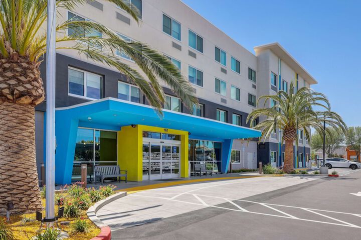 Tru by Hilton Lathrop CA