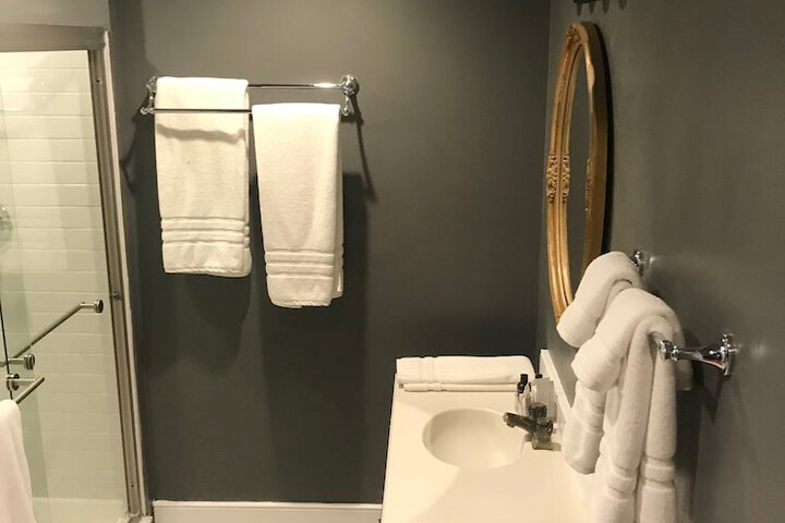 Room 33 of 64