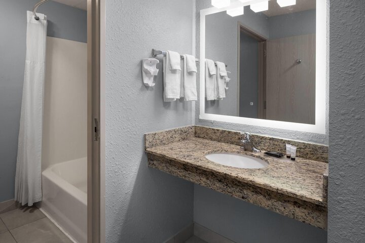 AmericInn by Wyndham Douglas / Saugatuck