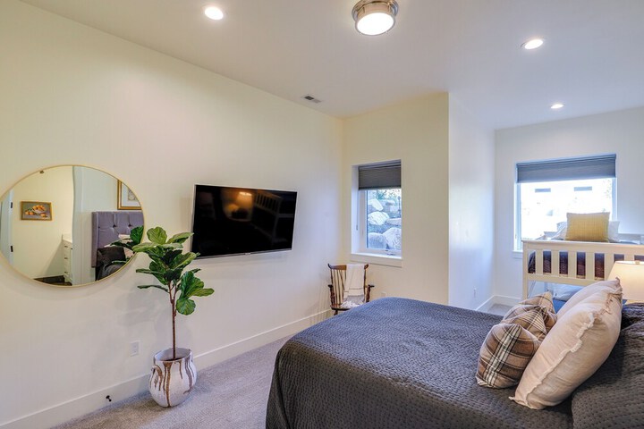Midway Mountain Farmhouse: Hot Tub Golf & Hiking