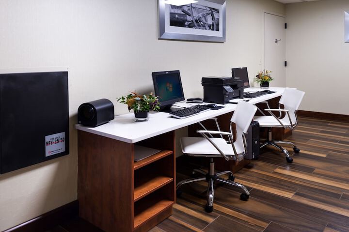 Holiday Inn Hotel & Suites Warren by IHG