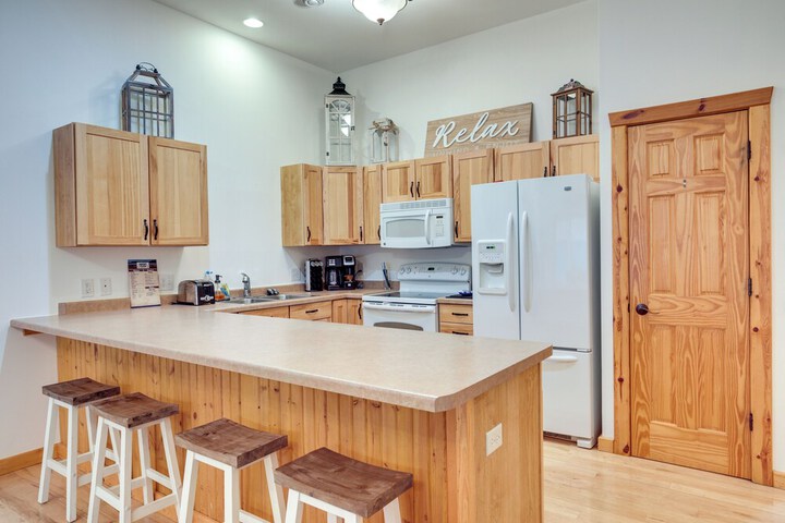 Lake Minocqua Condo w / Shared Fire Pit!