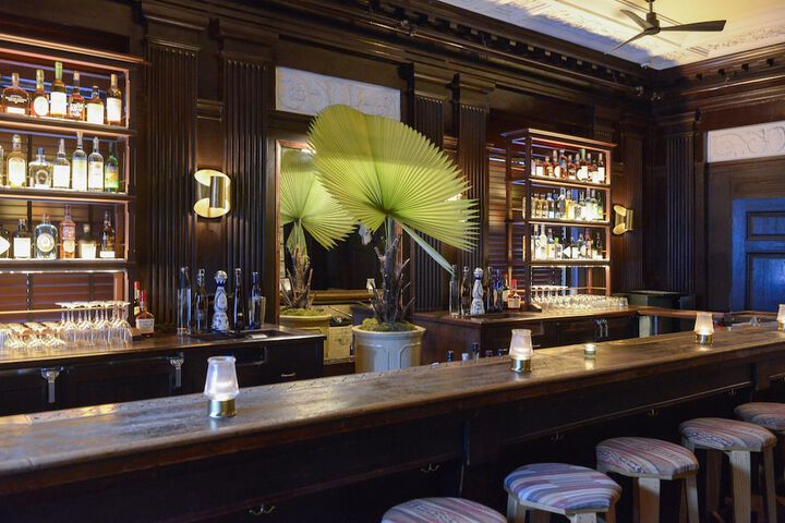 Lounge 70 of 102