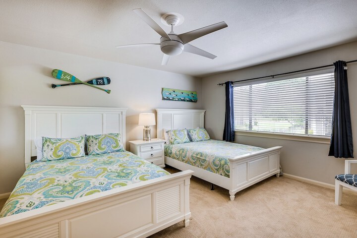 Beautiful Waterfront Condo on Lake Conroe w / Dock