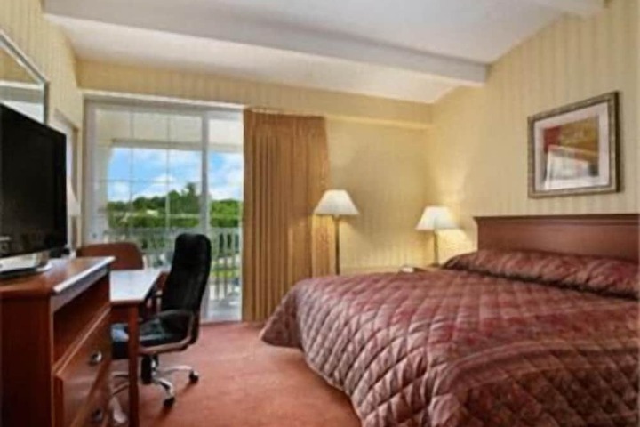 HomeSpring Inn & Studios