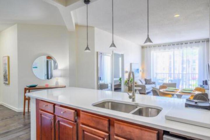 Brand New Super Cool Fountain View Condo by Main Pool Near Parks & OCCCC