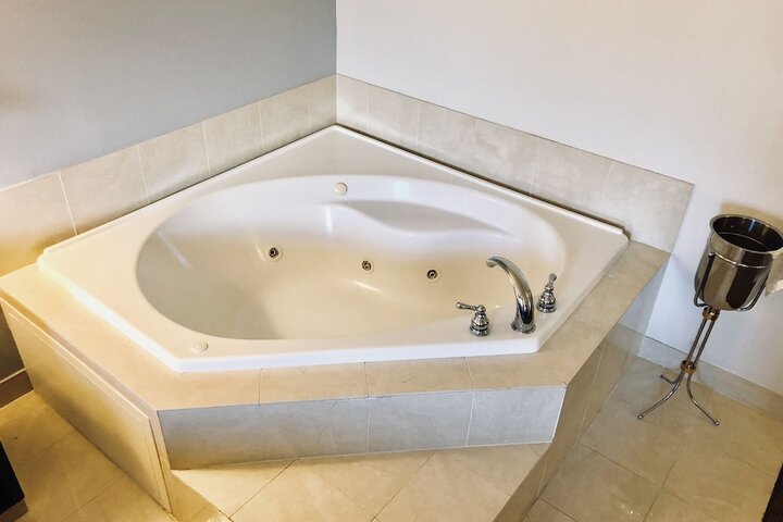 Hot Tub 82 of 85