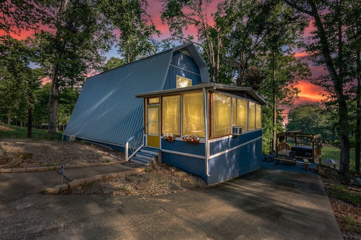 emerald Cove Chalet on Douglas Lake w / Hot Tub!
