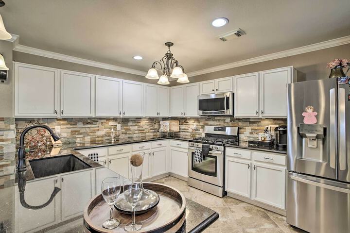 Luxe Home 30 Miles to Houston w / Pool & Grill