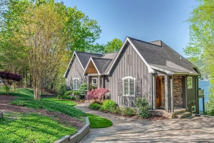 new Lakefront With Canoe Game Room & Boat House!! 5 Bedroom Home