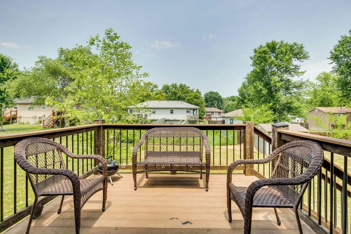 Cozy Missouri Retreat w / Deck & Grill Near Hiking