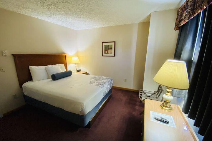 Fleetwood Inn & Suites