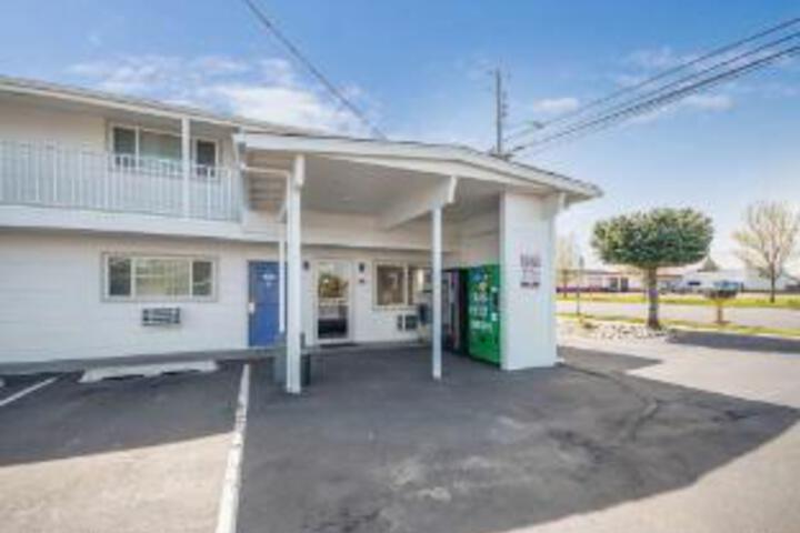 Sterling Motor Inn