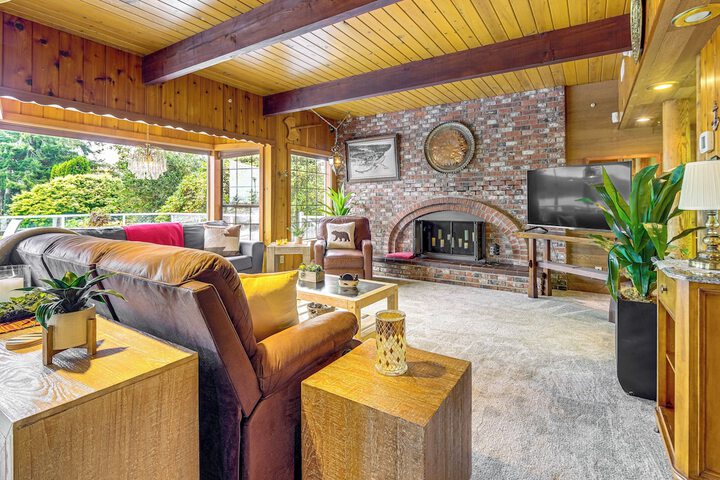 Waterfront Kingston Getaway: Beach Access On-site!