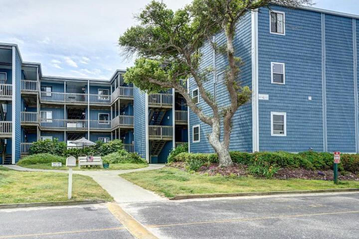 Oceanfront Topsail Beach Retreat - Steps to Shore!