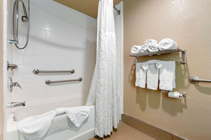 Room 32 of 68