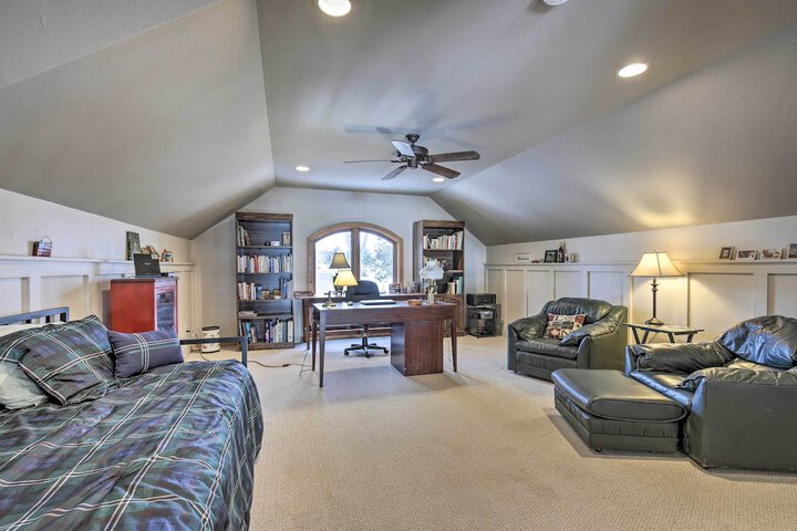 Pet-friendly Family Home Situated on Green Lake!