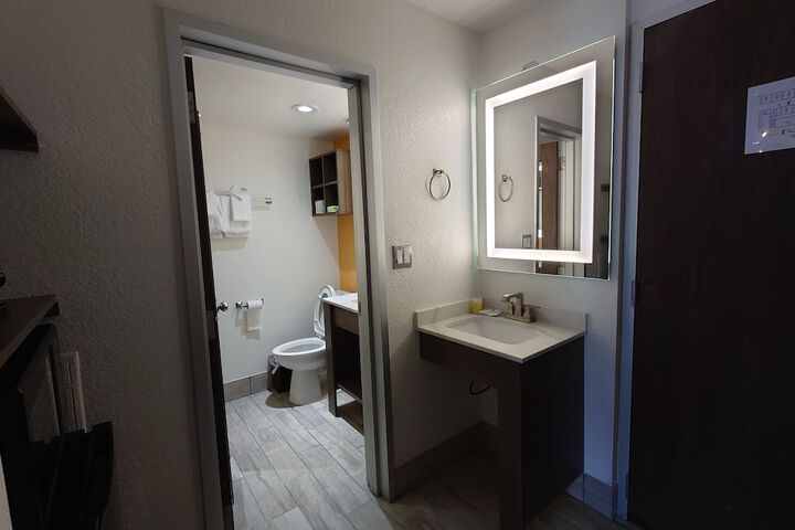 Room 16 of 33