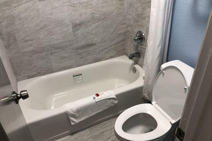 Room 6 of 14