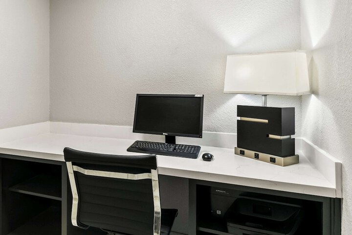Business Center 26 of 26