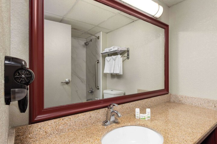 Room 14 of 33