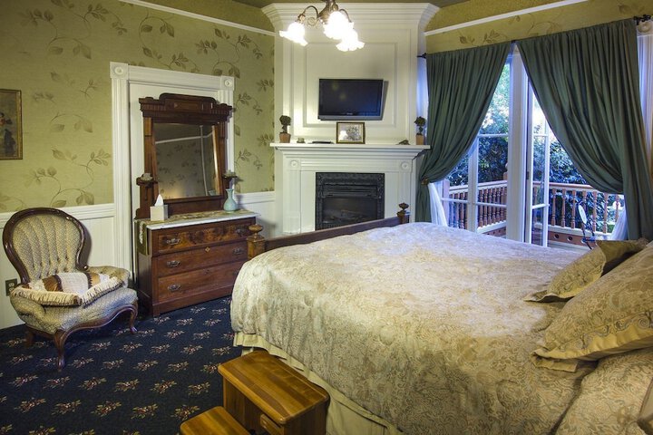 Gingerbread Mansion Inn