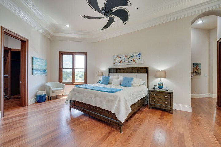 Groveland Home w / Pool: Luxurious Lakefront Oasis!