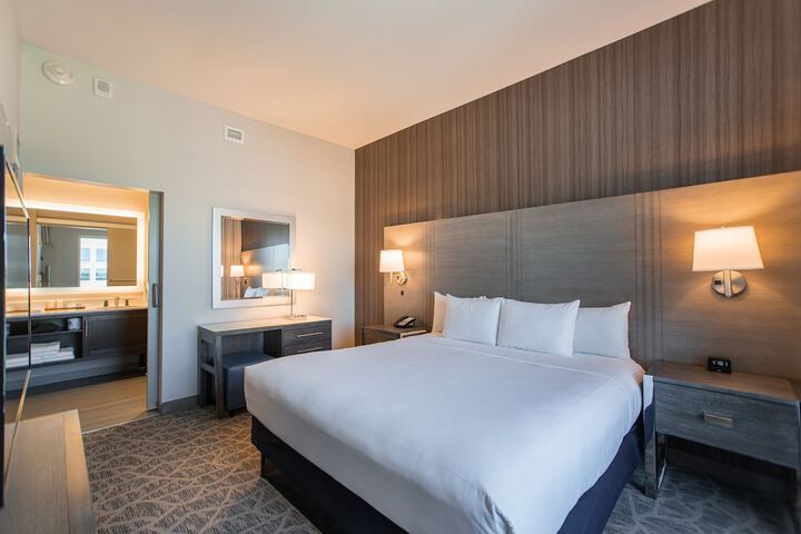 Embassy Suites by Hilton The Woodlands at Hughes Landing
