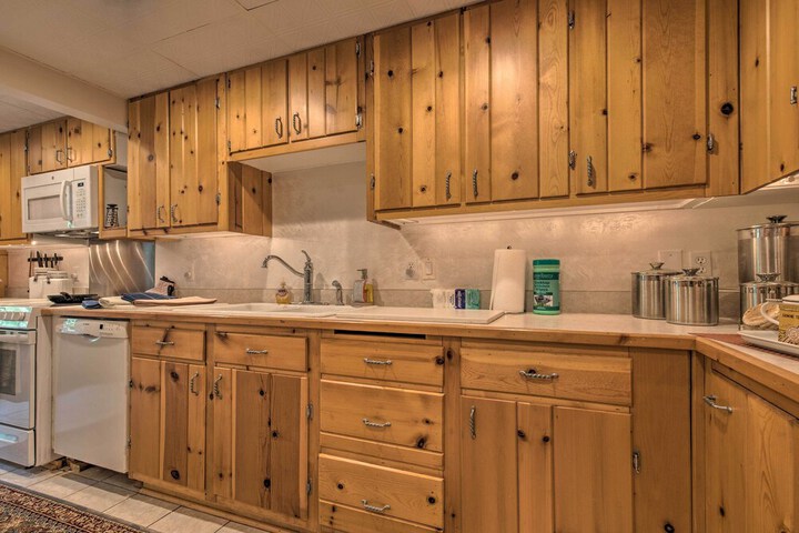 Lakefront Poconos Retreat w / Hot Tub Near Hiking!