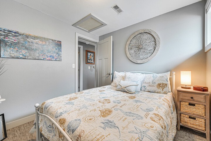 Anglers Cottage on Lake Cornelia: Pets Welcome!