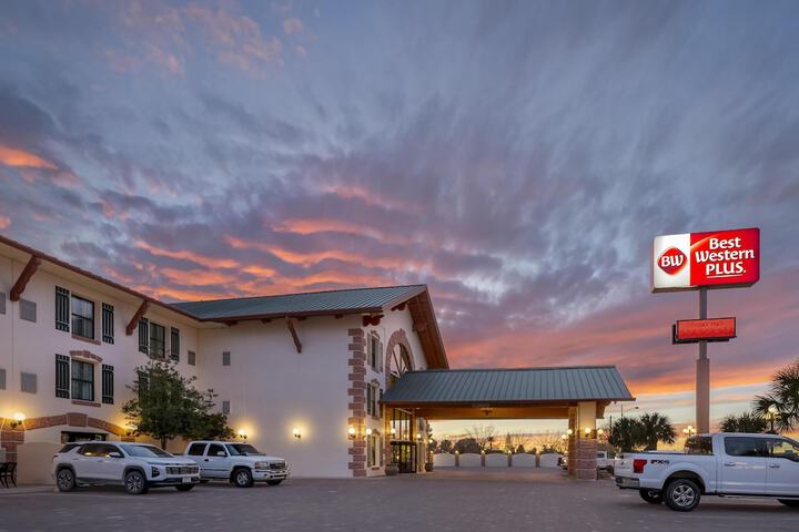 Best Western Plus Swiss Chalet Hotel & Suites