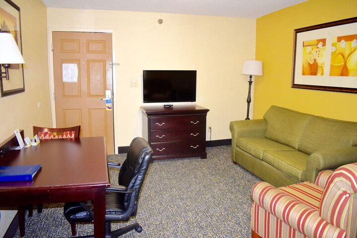 Days Inn & Suites by Wyndham Tucker / Northlake