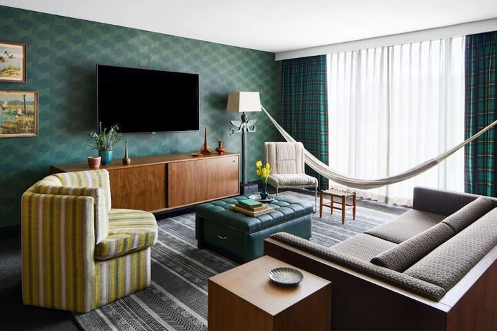 Room 18 of 28