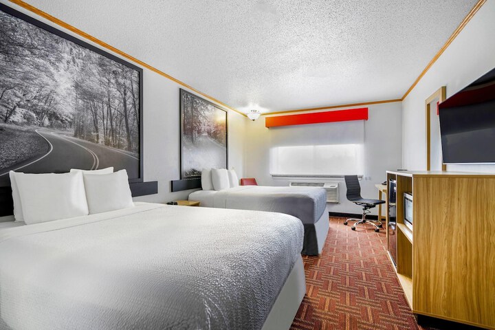 Super 8 by Wyndham Eveleth