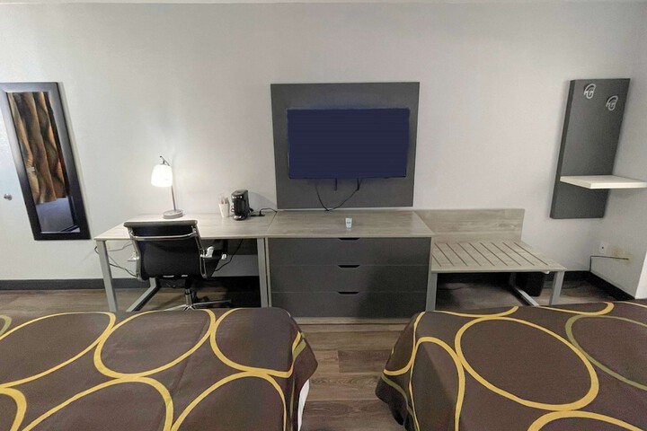 Room 9 of 16