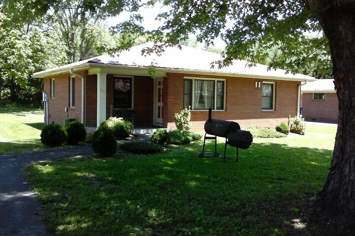 Phillips Historic Motel & Cottages