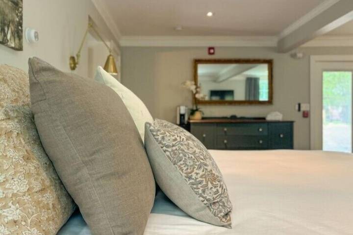 The Aurora Inn & Cottages