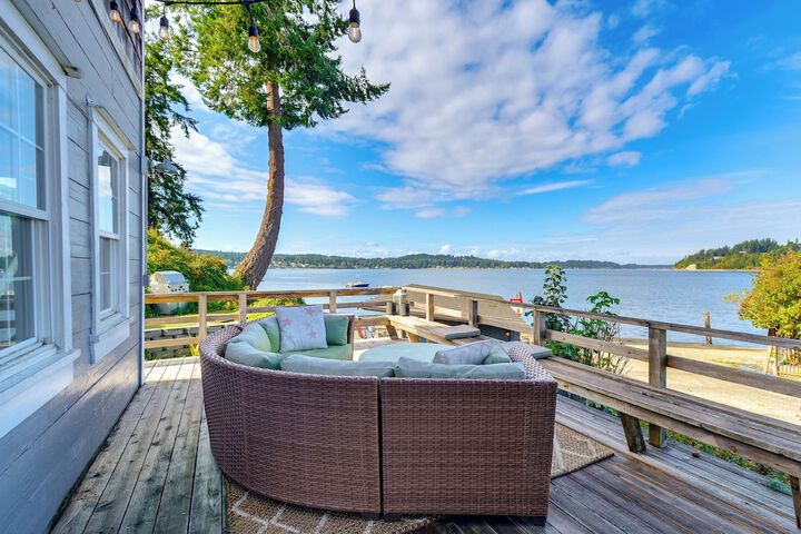 Gig Harbor House w / Private Beach + Views!