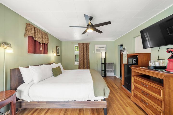 CedarWood Inn