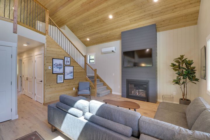 Lakeside Cabin Retreat w / Private Hot Tub!