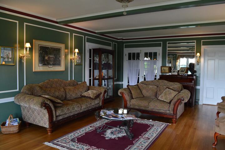 Lounge 77 of 85