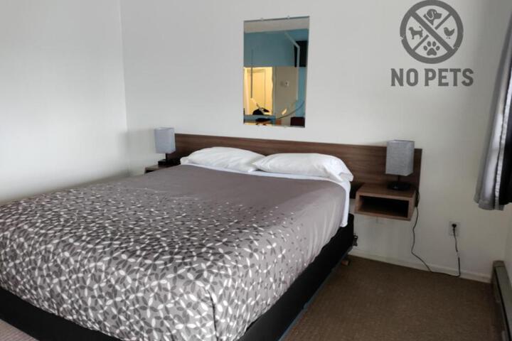 Eight Bar B Motel