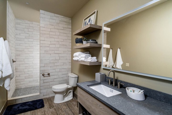 Ski Inn Taphouse Hotel
