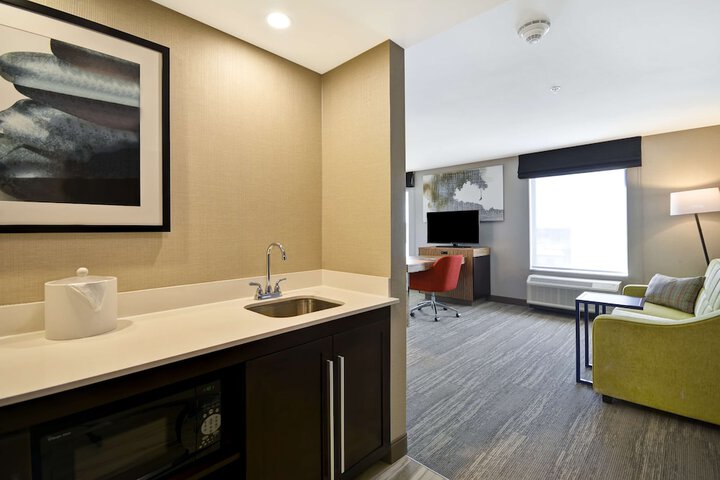Hampton Inn & Suites Detroit / Warren