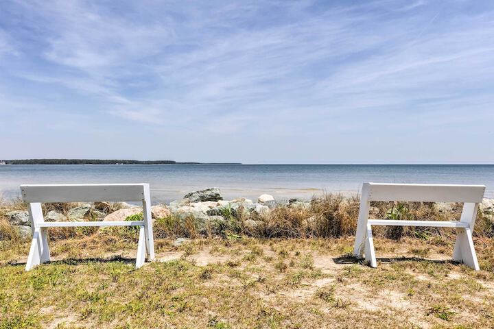 Oceanfront White Stone Cottage w / Private Beach!